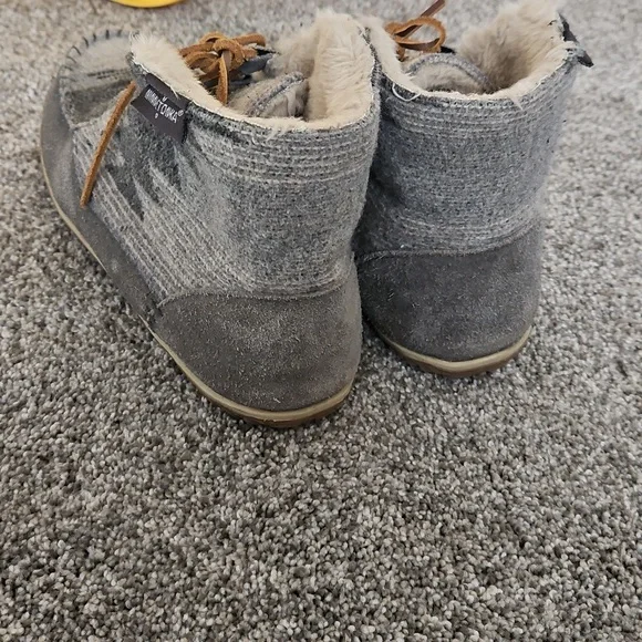 Minnetonka Fuzzy Cream and Gray Slippers - Picture 2 of 4